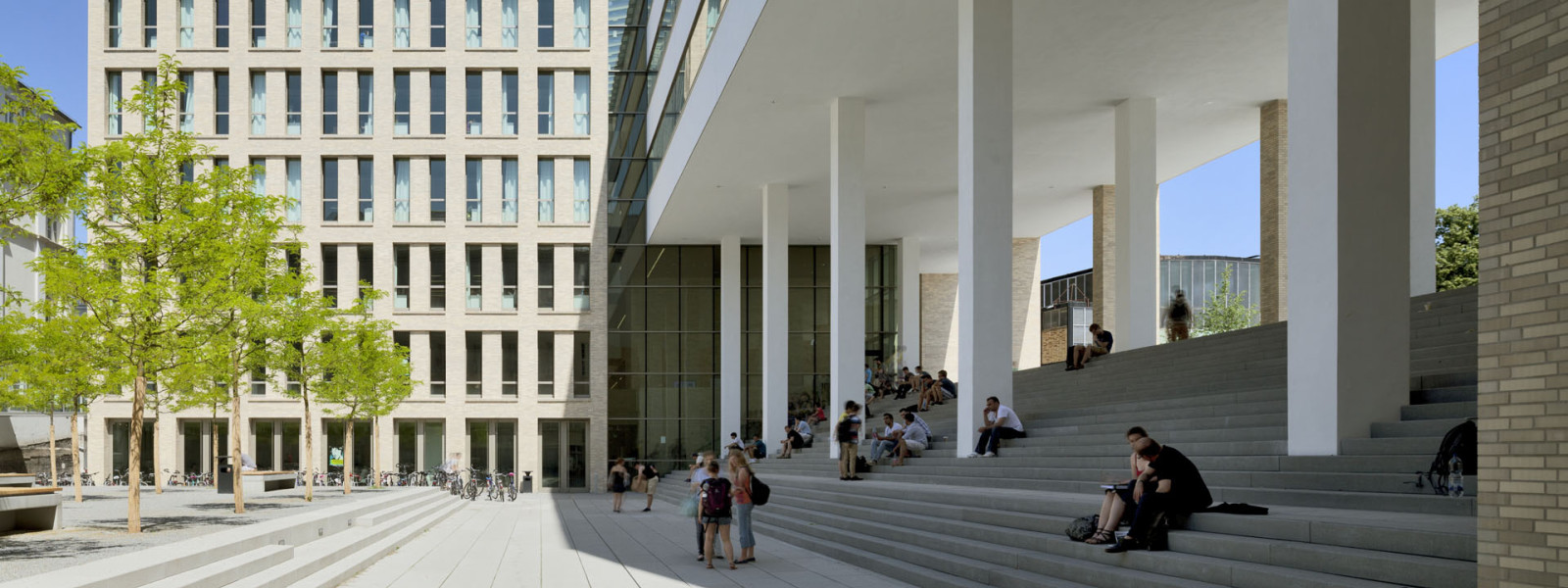 Exterior terraces: A large staircase connects the upper campus square and the lower reading courtyard of the university and state library of the TU Darmstadt.