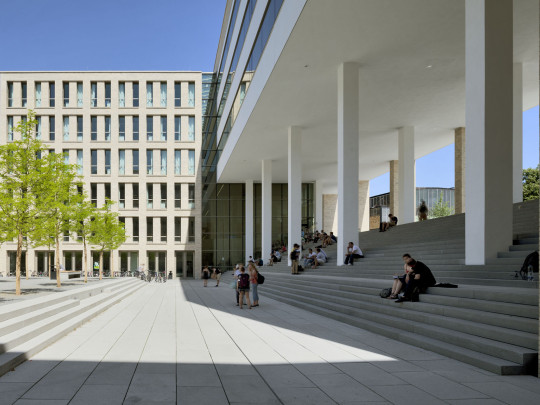 Exterior terraces: A large staircase connects the upper campus square and the lower reading courtyard of the university and state library of the TU Darmstadt.