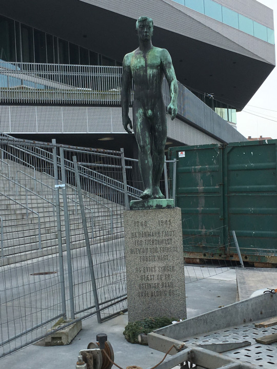 Dokk1, outside with memorial statue from 2. World War