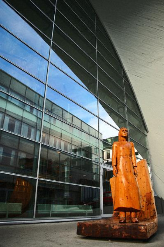 Side of building: Alberte, the wooden statue