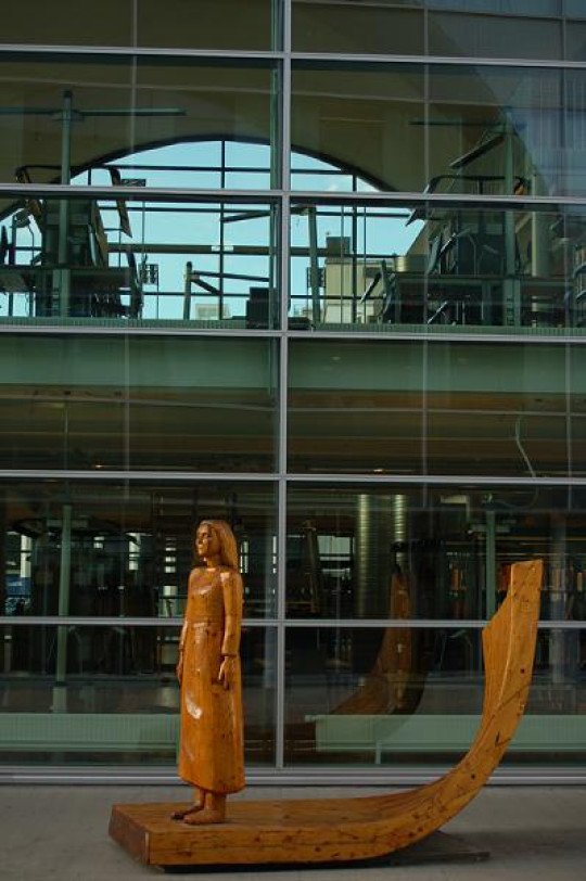 Statue of Alberte, the side of building