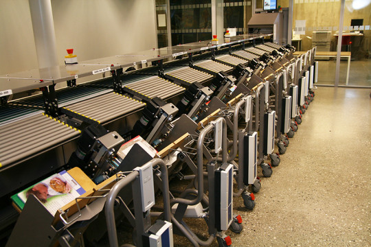 Self-sorting automat for returned books