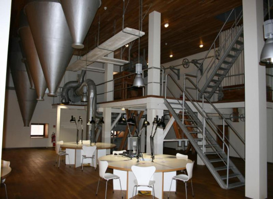 The library has conserved the particular elements of the brewery like carriages, beer cellars, silos and freezers.