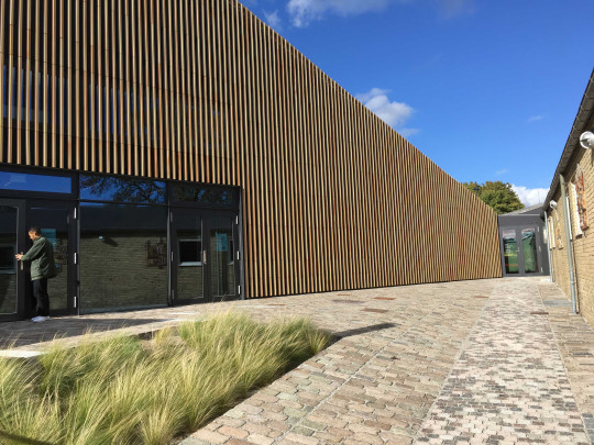 Tingbjerg, the entrance between the library and the school
