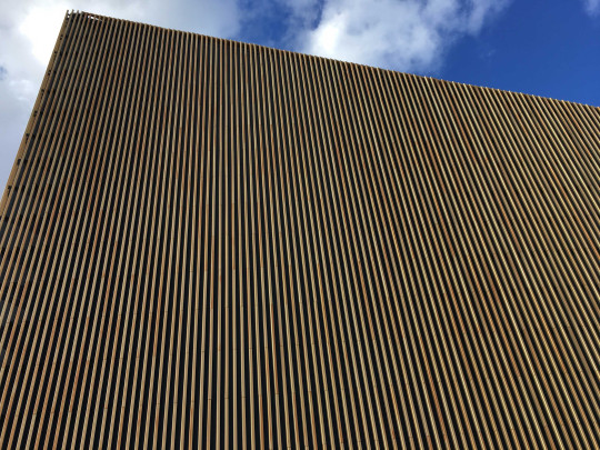 Tingbjerg, the side of the building, yellow tiles