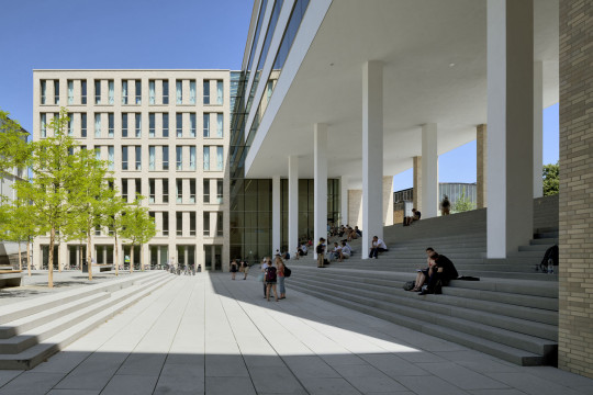 Exterior terraces: A large staircase connects the upper campus square and the lower reading courtyard of the university and state library of the TU Darmstadt.