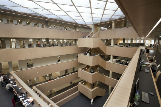 Main hall: The open hall is surrounded by workplaces on the upper floors.