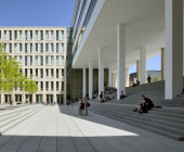 Exterior terraces: A large staircase connects the upper campus square and the lower reading courtyard of the university and state library of the TU Darmstadt.